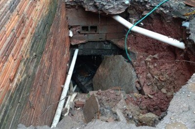 Jovem é arrastado pela correnteza para um buraco de 500 metros de comprimento -  (crédito: Corpo de Bombeiros de Minas Gerais/Reprodução)