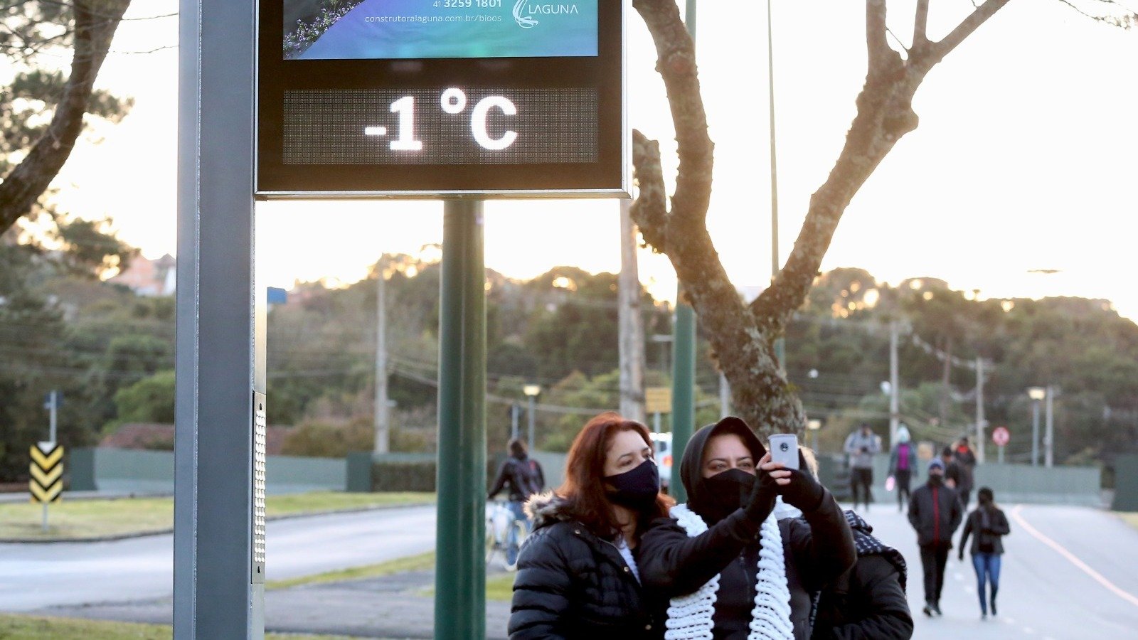 Term&ocirc;metro digital marca -1&deg;C em Curitiba, refor&ccedil;ando a intensidade do frio que atinge a capital paranaense -  (crédito: GIULIANO GOMES/ESTAD&Atilde;O CONTE&Uacute;DO)