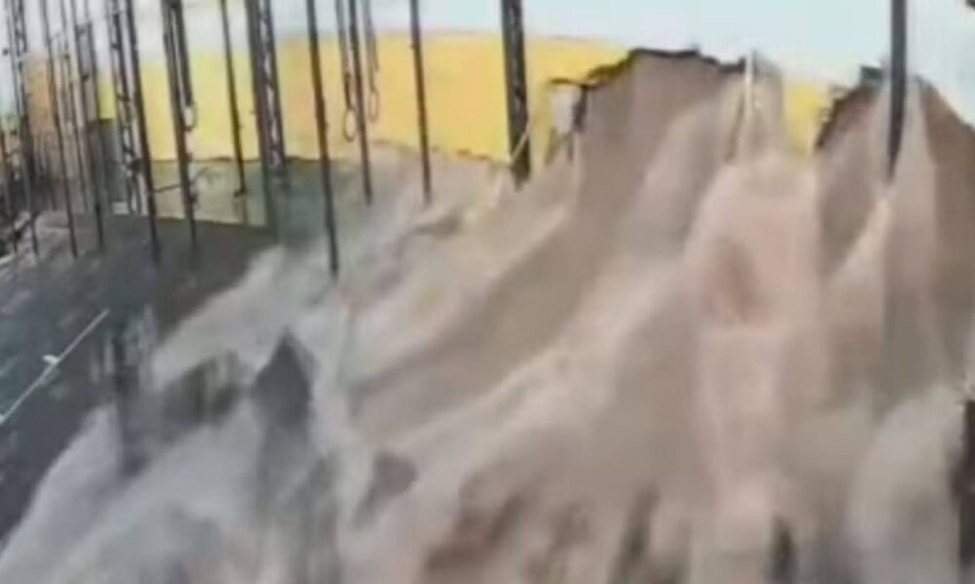 Vídeo: chuva destrói academia de crossfit e causa prejuízo de R$ 500 mil -  (crédito: Tupi)