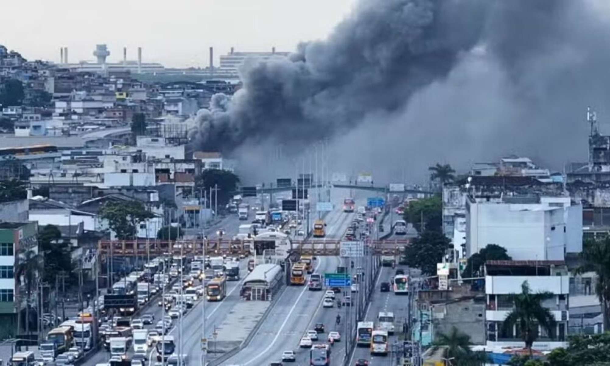 Fumaça preta toma a Avenida Brasil após incêndio em galpão em Ramos; vídeo -  (crédito: Tupi)