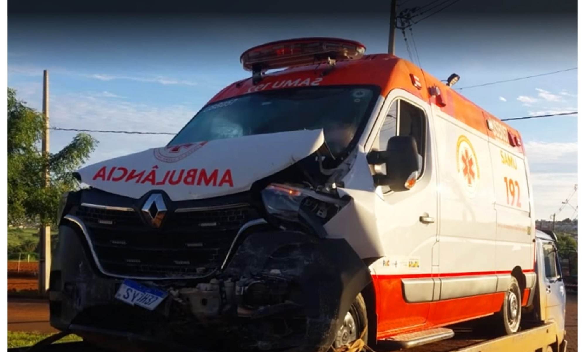 Jovem furta ambulância do Samu, foge em alta velocidade e colide em muro -  (crédito: Redes Sociais/DivulgaÃ§Ã£o)