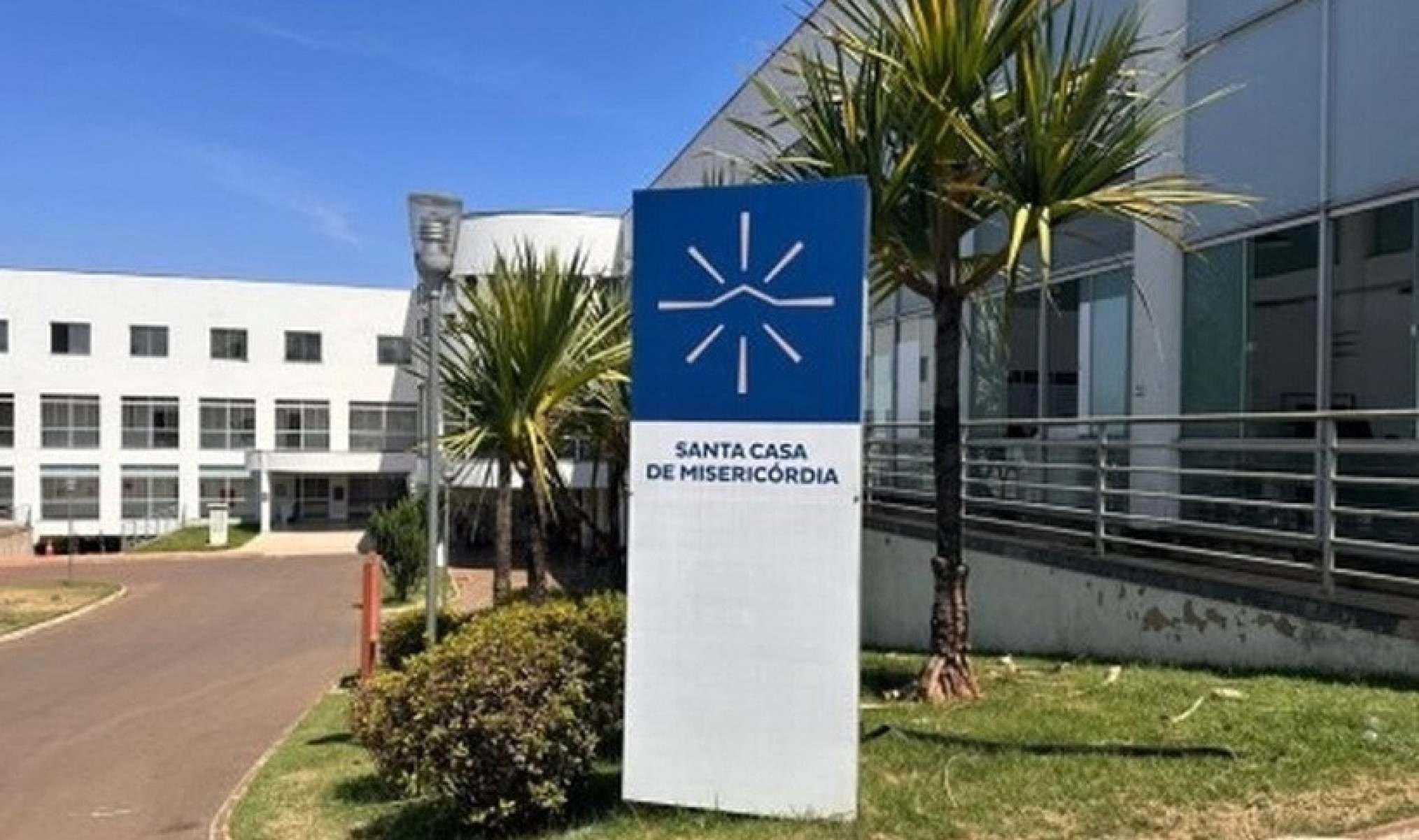 Homem apanha de seis depois acusado de bater em mulher em Patos de Minas -  (crédito: Divulga&ccedil;&atilde;o/Santa Casa de Miseric&oacute;rdia)