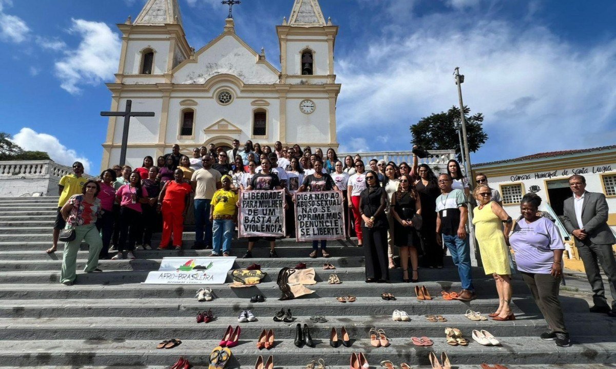 Participantes levaram pares de cal&ccedil;ados femininos, que foram colocados na escadaria em frente &agrave; Igreja Matriz de Santa Luzia