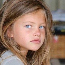 Menina mais bonita do mundo" anuncia noivado; veja como ela está hoje - Vogue / reprodução