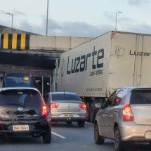BH: carreta parada trava o trânsito no Complexo da Lagoinha