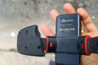 A tornozeleira eletrônica foi encontrada rompida próximo a casa da vítima -  (crédito: PMMG/Divulgação)