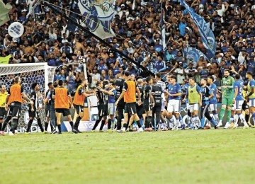 Briga entre jogadores de Cruzeiro e Atlético na final do Mineiro foi generalizada, resultando em 23 expulsões no Mineirão -  (crédito: Edésio Ferreira/EM/D.A Press)