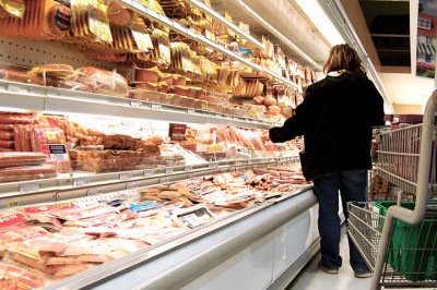 <p>Para reduzir gastos, é comum que o consumidor troque produtos tradicionais por opções mais econômicas. Essa substituição estratégica busca aliviar o orçamento doméstico diante da alta de preços no mercado.</p>
 -  (crédito: Kari Halsted - Flickr)