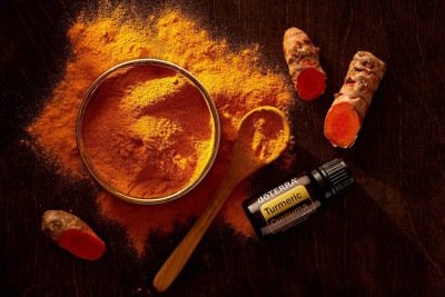 A c&uacute;rcuma, ou a&ccedil;afr&atilde;o-da-terra, pode ser usada em diversas receitas, mas a Anvisa emitiu um alerta sobre o consumo de suplementos concentrados -  (crédito: Pexels)