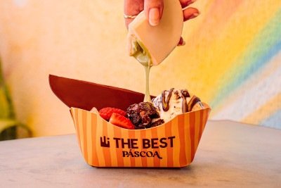 Clientes personalizam o "Ovo em P&eacute;tala" da The Best A&ccedil;a&iacute;, montando a sobremesa de P&aacute;scoa com sorvetes e coberturas diversas. -  (crédito: Divulga&ccedil;&atilde;o)