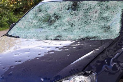 Um carro severamente danificado pode ser um dos preju&iacute;zos causados pelas chuvas de granizo -  (crédito: iStock)