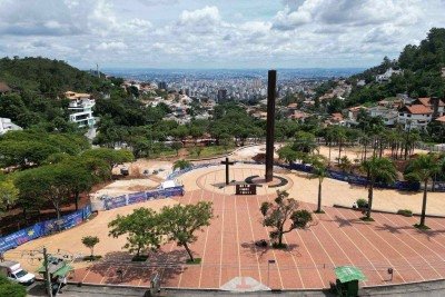 Obras da Praça do Papa continuam inacabadas e parte do local esta interditado.
     -  (crédito:  Leandro Couri/EM.D.A Press)