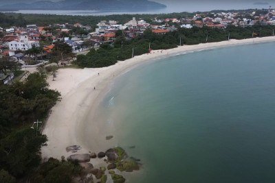 <p>Praias de águas calmas são ideais para quem tem medo do mar ou busca um ambiente mais seguro para crianças e idosos. Com menor risco de correntezas e afogamentos, elas permitem aproveitar o banho de mar com mais tranquilidade e conforto.</p>
 -  (crédito: Reprodução Youtube)