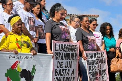 Familiares, moradores e representantes de movimentos de defesa das mulheres participaram do ato, realizado em protesto contra o feminicídio e em memória de mulheres vítimas da violência
 -  (crédito: Júlio Moreira/EM/D.A. Press)