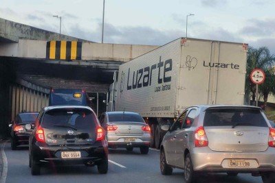 O veículo, carregado com louças sanitárias, está parado na faixa da direita sentido Barro Preto -  (crédito: Gladyston Rodrigues/EM/D.A.Press)