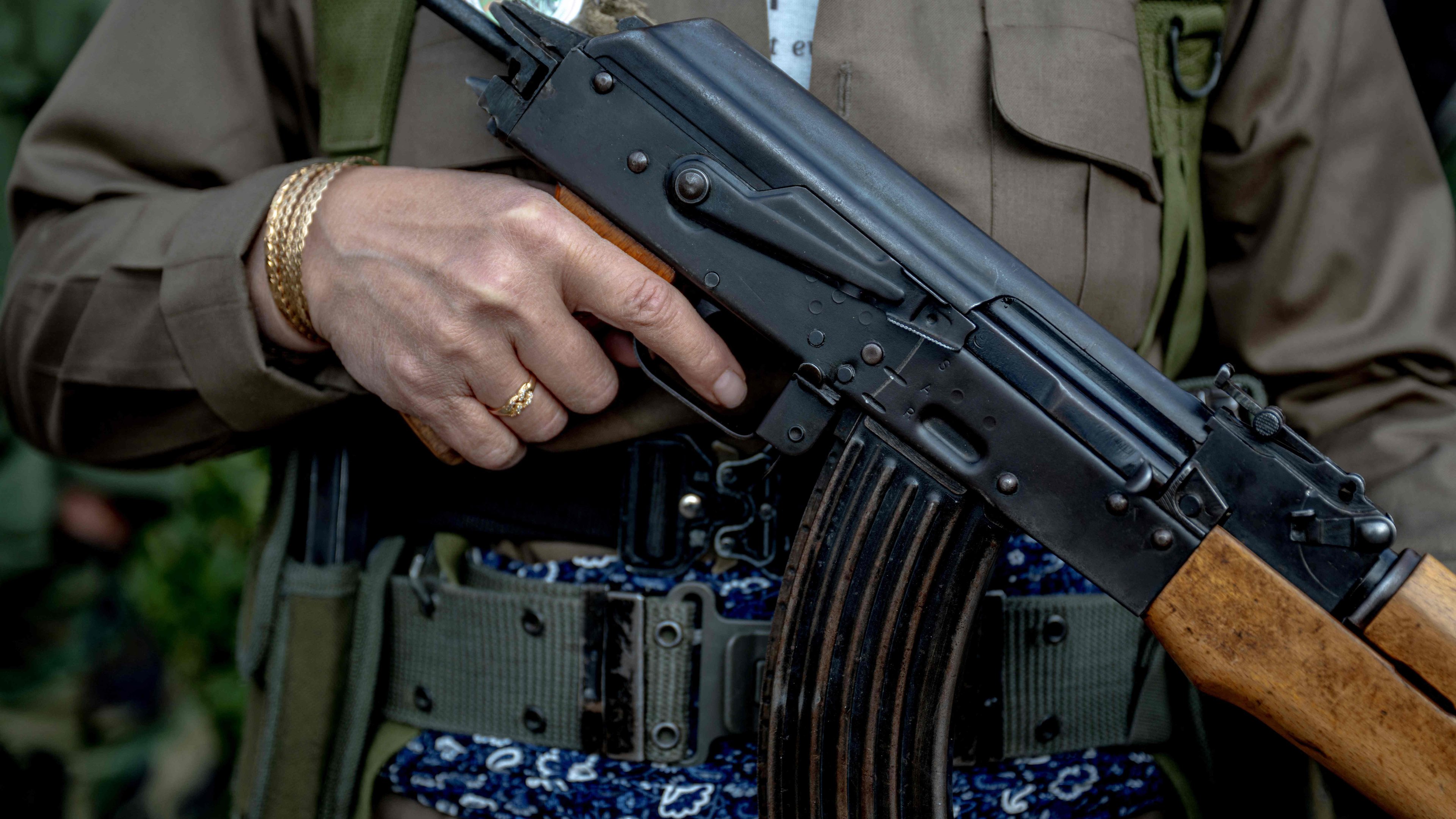 Um fuzil, similar ao da imagem, representa o armamento utilizado por fac&ccedil;&otilde;es criminosas, tema central no debate sobre a Lei Antiterrorismo. -  (crédito: Ozan KOSE / AFP)