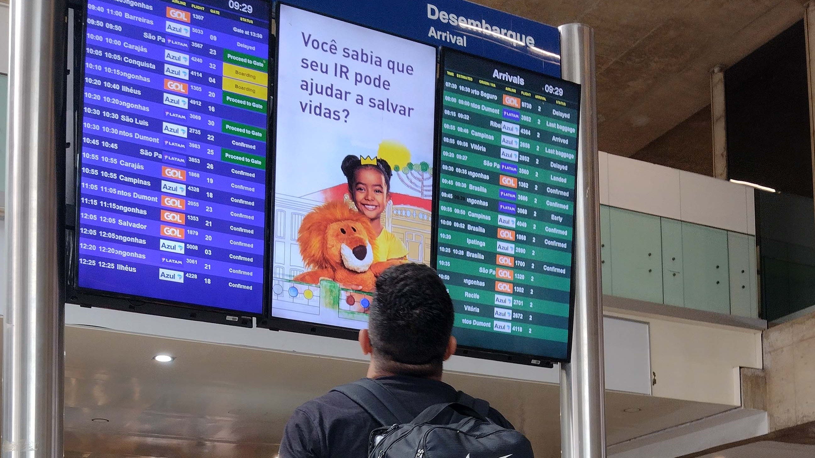 Pain&eacute;is de voo em aeroporto s&atilde;o a fonte prim&aacute;ria de informa&ccedil;&atilde;o para passageiros que monitoram o status e buscam seus direitos em caso de atrasos ou cancelamentos -  (crédito: Ed&eacute;sio Ferreira/EM/D.A Press)