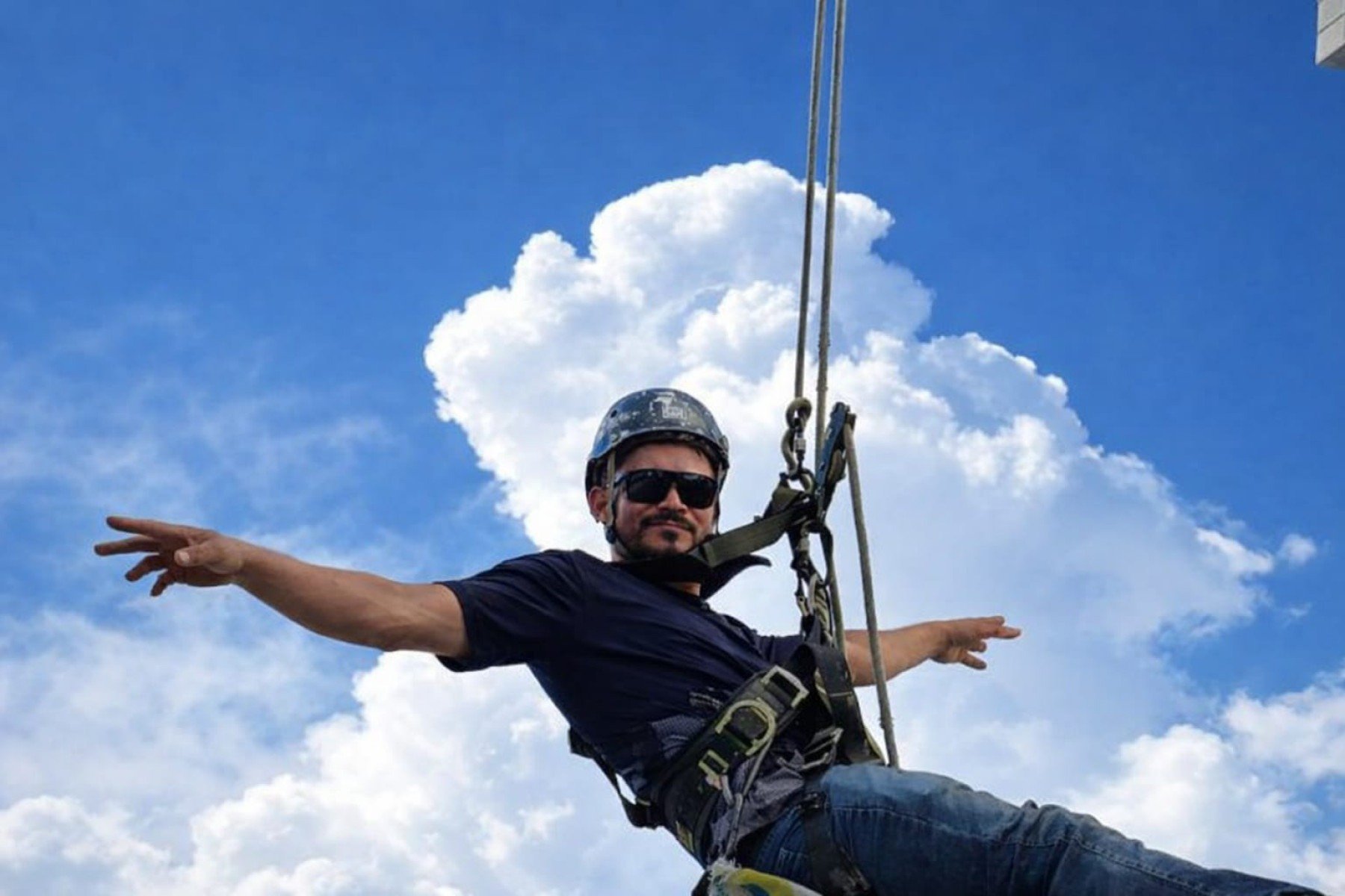 CEO participa de inspeções descendo em fachadas de prédios  - DINO