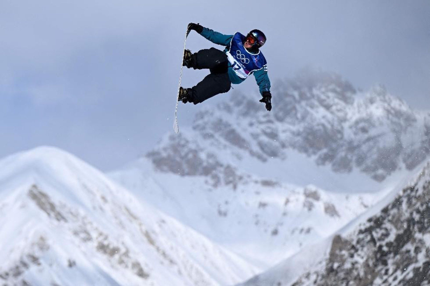 Neve e adrenalina nos Jogos de Inverno. O finlandês Rene Rinnekangas nas eliminatórias do Snowboard, no Livigno Snow Park-KIRILL KUDRYAVTSEV