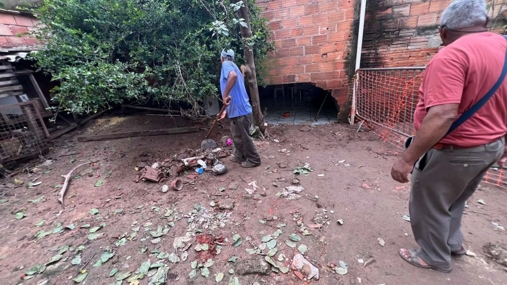 Durante a tentativa de drenagem, parte do solo cedeu e a força da água arrastou o rapaz para dentro da galeria, que teria sido improvisada por moradores da região- Edesio Ferreira/ EM/ D.A Press