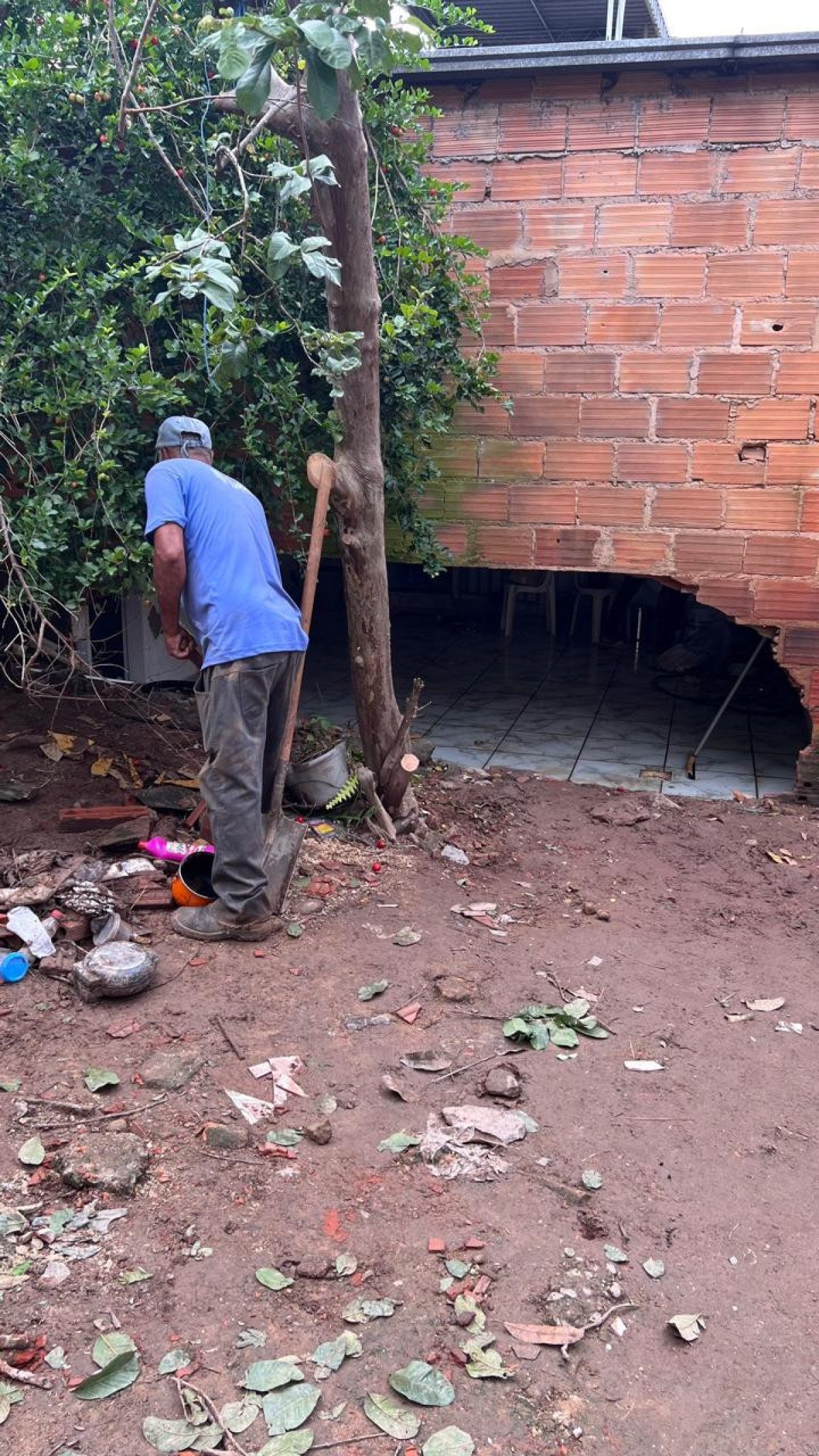 Segundo os bombeiros, o jovem estava com outras duas pessoas tentando abrir um buraco em um muro para escoar a água da chuva que invadia a casa de uma vizinha
- Edesio Ferreira/ EM/ D.A Press