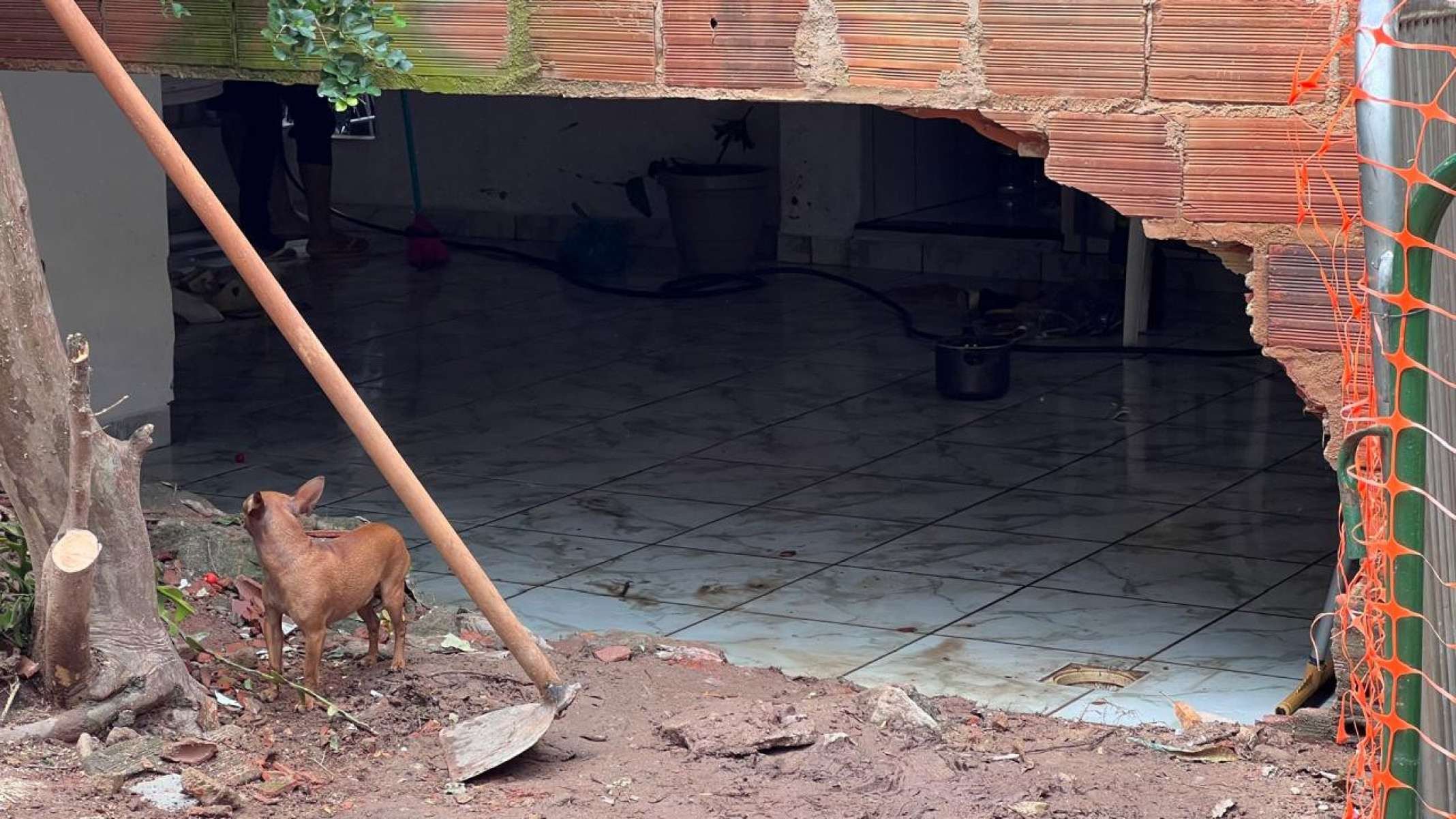 O jovem de 24 anos desapareceu após ser arrastado pela água para dentro de uma galeria de drenagem durante uma enxurrada - Edesio Ferreira/ EM/ D.A Press