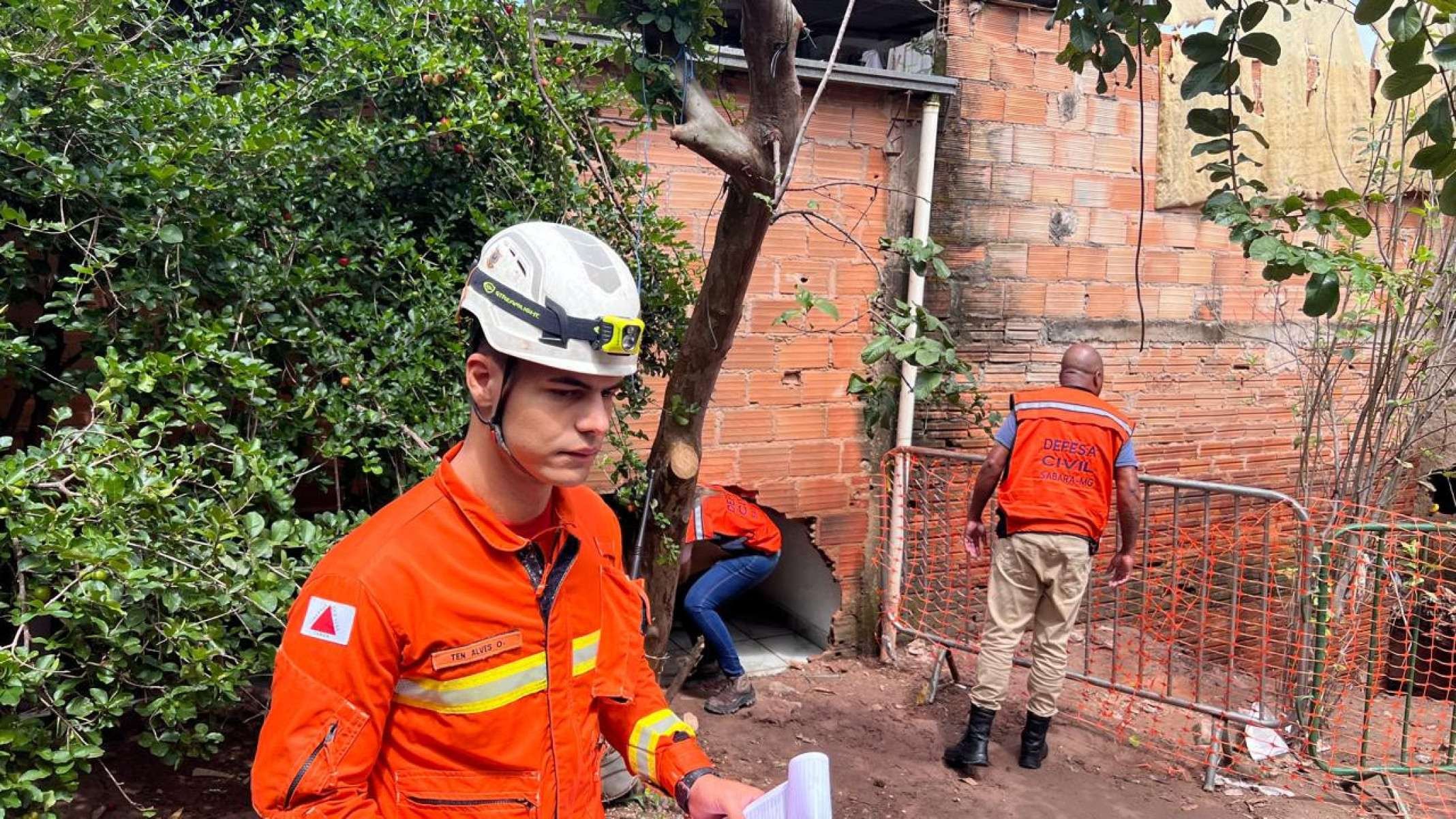 Equipes do Corpo de Bombeiros Militar de Minas Gerais retomaram os trabalhos por volta das 6h- Edesio Ferreira/ EM/ D.A Press