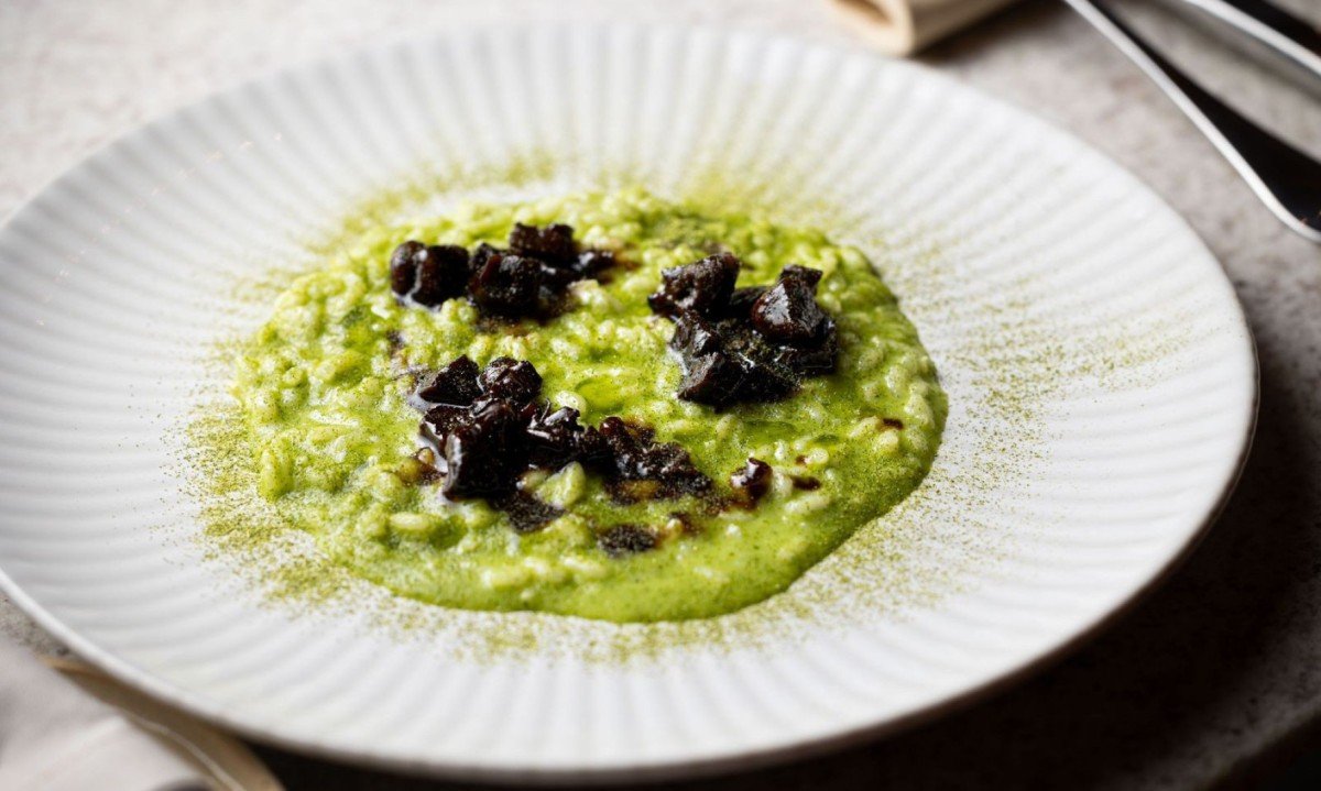 O risoto de cheiro-verde do Righi Gastronomia era servido com cora&ccedil;&atilde;o de galinha na brasa e molho demi-glace