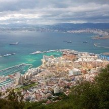 Do famoso estreito aos encantos ímpares, Gibraltar exala fascínios - reprodução/ expedia