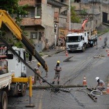 BH: carro capota, derruba postes e deixa casas sem energia na Pampulha - Túlio Santos/EM/D.A. Press