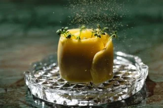 O couvert do Rivo tem manteiga de anchova finalizada com o pó da conserva de peixe -  (crédito: Laura Dicker/Divulgação)