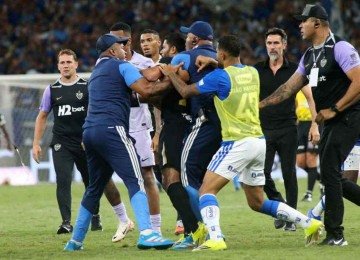 A confusão no clássico decisivo do Mineiro envolveu jogadores, membros das comissões técnicas e funcionários -  (crédito: Edésio Ferreira/EM/D.A. Press)