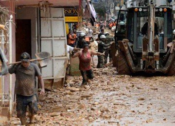 Rua de Ubá tomada pela lama depois de enchente: 41 casos de leptospirose estão em investigação no município, castigado por temporais em fevereiro -  (crédito: Túlio Santos/EM/D.A Press)