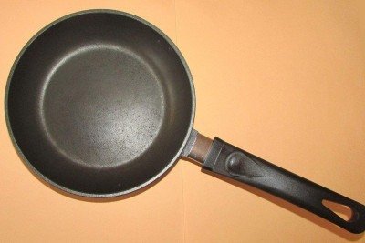 <p>O Teflon é um material cercado de curiosidade e debate. Descoberto por acaso, chegou a ser testado em geladeiras antes de se popularizar em utensílios de cozinha. Estudos indicam que compostos ligados a ele já foram detectados no sangue de grande parte da população.</p>
 -  (crédito: MdeVicente -  wikimedia commons)