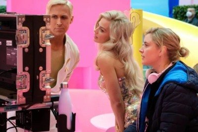 Greta Gerwig, Margot Robbie e Ryan Gosling nos bastidores de 'Barbie', um dos maiores sucessos de bilheteria da diretora -  (crédito:  Jaap Buitendijk/ &copy; 2023 Warner Bros. Entertainment Inc./Divulga&ccedil;&atilde;o)