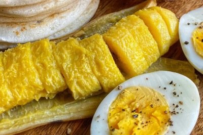 Uma refei&ccedil;&atilde;o tradicional com khubz, um dos acompanhamentos indispens&aacute;veis da culin&aacute;ria omanense, rica em influ&ecirc;ncias e sabores. -  (crédito: Pexels)