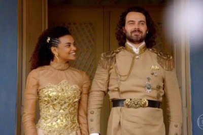 <p>Carmo Dalla Vecchia voltará a interpretar o Rei Augusto nos primeiros capítulos de “A Nobreza do Amor”, nova novela das seis que estreia no dia 16 de março e substituirá “Êta Mundo Melhor!”. Ele aparecerá ao lado de Maria Cesária, novamente vivida por Lucy Ramos. A presença do casal nos capítulos iniciais funciona como uma transição simbólica para a nova história.</p>
 -  (crédito: Reprodução TV Globo)