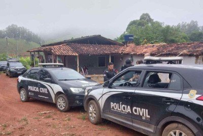 O pai e o irmão, após serem localizados, evadiram do imóvel e foram em direção a região de mata, mas foram pegos pela PCMG -  (crédito: PCMG / Reprodução )