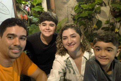 Henrique, na direita da imagem, &eacute; portador da s&iacute;ndrome de Duchenne e toda a fam&iacute;lia vive na expectativa pelo uso do Elevidys  -  (crédito: Acervo da fam&iacute;lia / Reprodu&ccedil;&atilde;o )