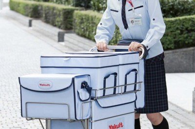 <p>No Japão, as chamadas “Moças do Yakult” têm se tornado peças fundamentais de uma rede de assistência social informal com o intuito de combater a solidão das pessoas idosas.</p>
 -  (crédito: Divulgac?a?o/Yakult)