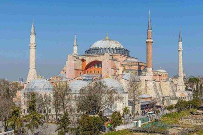 <p>As igrejas ortodoxas constituem uma das grandes tradições do cristianismo, com origens nos primeiros séculos da fé. Mantêm rituais antigos, uma teologia baseada na continuidade histórica e uma espiritualidade que valoriza a liturgia como profundo encontro com o divino.</p>
 -  (crédito: Arild Vågen/Wikimedia Commons)