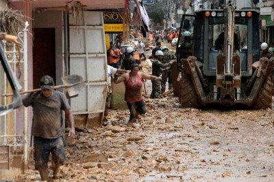 Rua de Ubá tomada pela lama depois de enchente: 41 casos de leptospirose estão em investigação no município, castigado por temporais em fevereiro -  (crédito: Túlio Santos/EM/D.A Press)