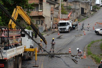 Com o acidente postes ficaram danificados, imóveis estão sem energia e a via segue interditada -  (crédito: Túlio Santos/EM/D.A. Press)