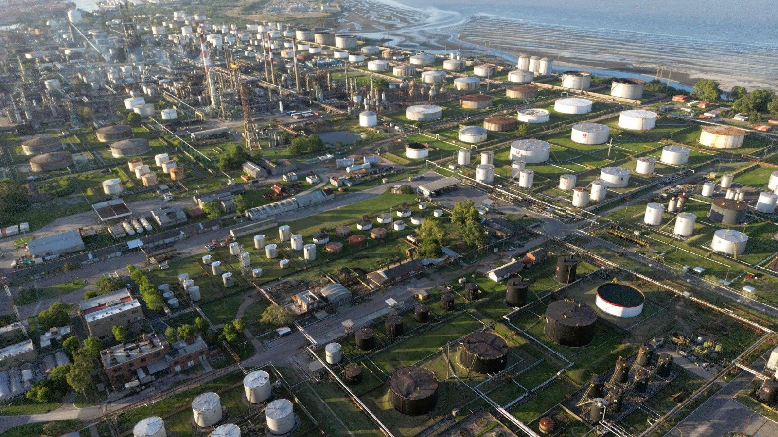 Gigantes do setor de bioenergia e combust&iacute;veis, como a Ra&iacute;zen, podem usar a recupera&ccedil;&atilde;o extrajudicial para reestruturar d&iacute;vidas. -  (crédito: JUAN MABROMATA / AFP)