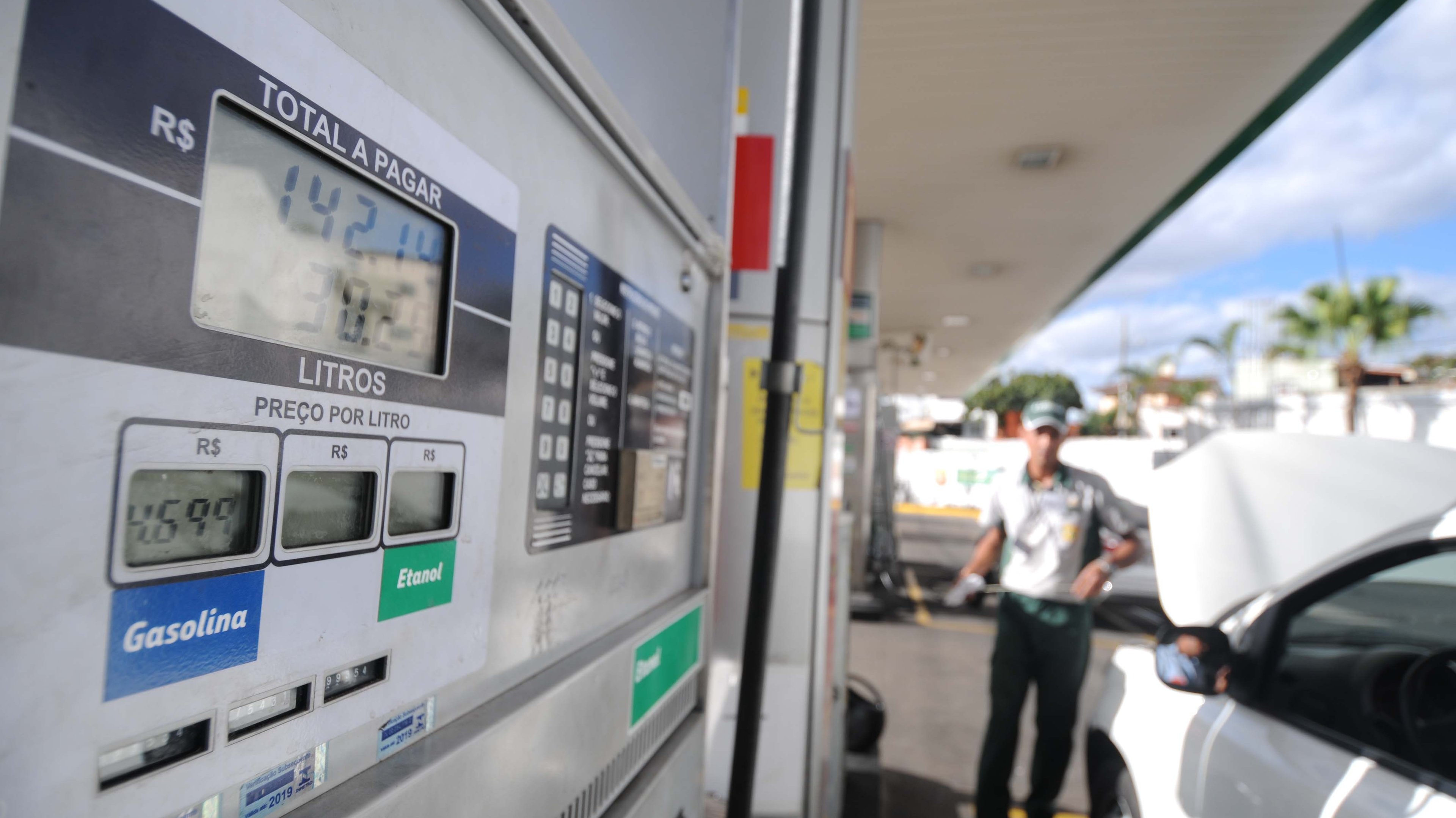 O valor exibido na bomba de gasolina impacta a cadeia de transporte e o pre&ccedil;o final de diversos produtos ao consumidor. -  (crédito:  Leandro Couri/EM/D.A Press)