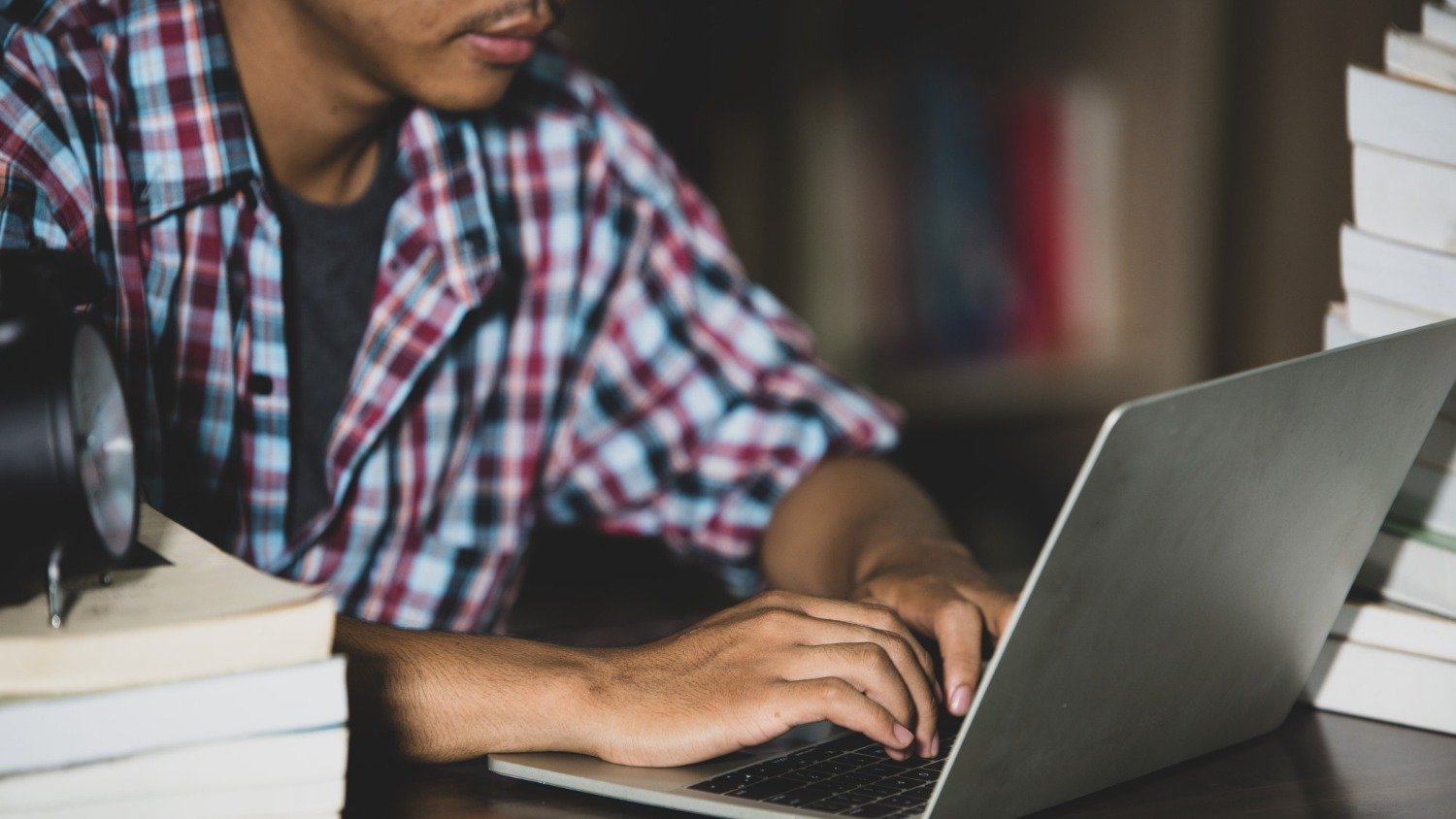 Como estudar para concursos públicos sem gastar muito dinheiro - jcomp/ Freepik