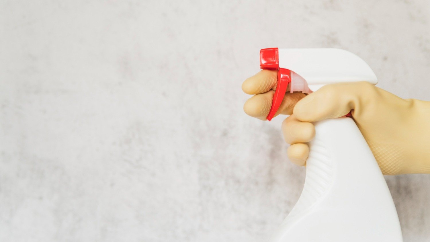 Chuva e umidade em casa? Veja como combater o mofo e o mau cheiro - Freepik