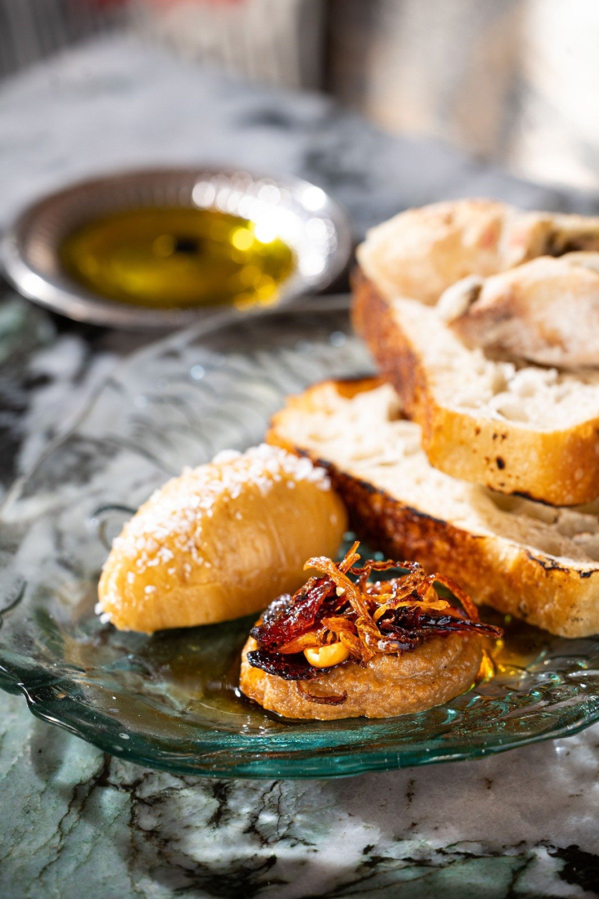 A manteiga de caramelo do Casa Azeite fez o couvert virar um dos sucessos do card&aacute;pio; nele, tamb&eacute;m entram p&atilde;es, pur&ecirc; de cenoura e azeite c&iacute;trico