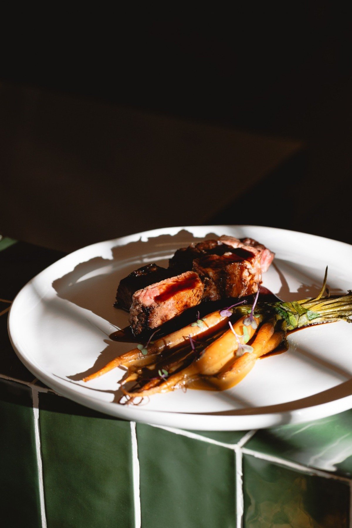 Parte da cenoura vira manteiga e ajuda a potencializar o sabor do ingrediente servido in natura no prato do Rivo 