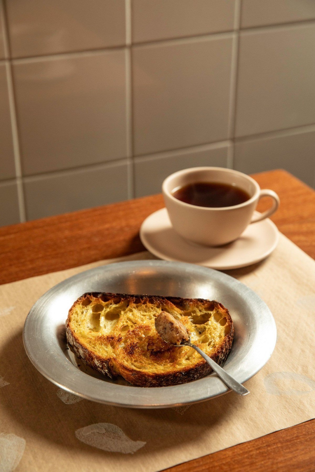 Servida com uma fatia de sourdough, a manteiga de croissant da Albertina P&atilde;es Especiais pode ser saboreada sem grandes interfer&ecirc;ncias